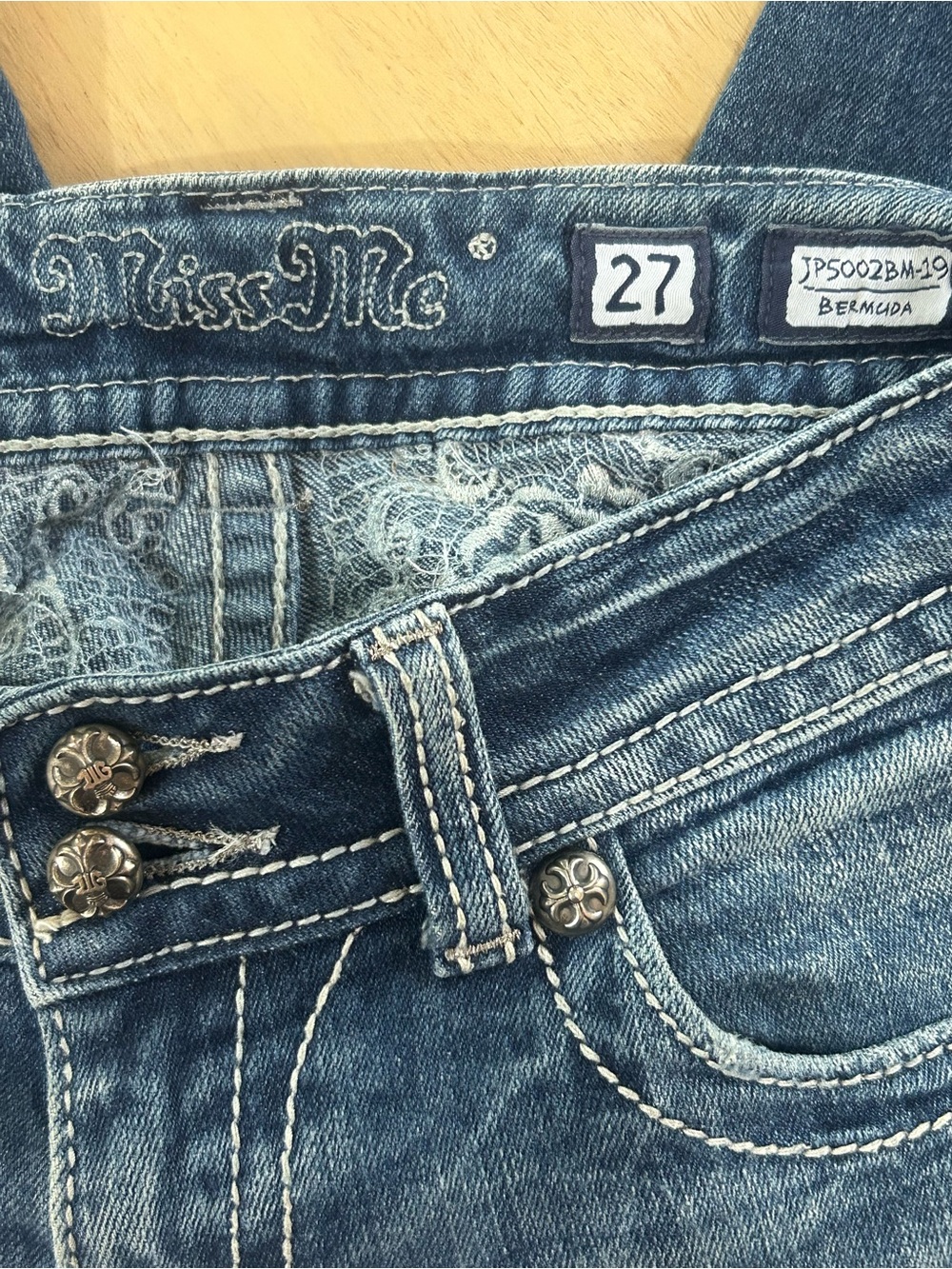 medium-wash Miss Me Bermuda shorts featuring white lace - Picture 4 of 5
